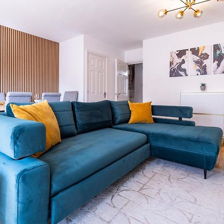 Modern And Spacious Home From Home 1 Mile From M1 - With Netflix, Prime Video, Ps5, Free Parking, Superfast Wifi, Bbq - Sleeps 11 - By Brightleap Apartments Milton Keynes Bagian luar foto