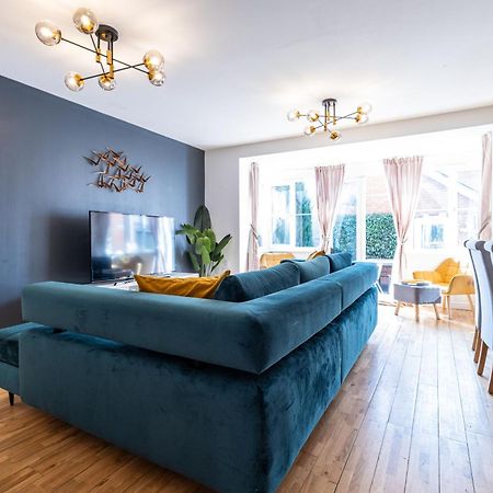 Modern And Spacious Home From Home 1 Mile From M1 - With Netflix, Prime Video, Ps5, Free Parking, Superfast Wifi, Bbq - Sleeps 11 - By Brightleap Apartments Milton Keynes Bagian luar foto
