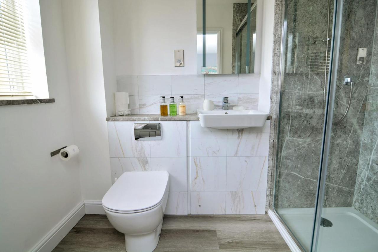 Modern And Spacious Home From Home 1 Mile From M1 - With Netflix, Prime Video, Ps5, Free Parking, Superfast Wifi, Bbq - Sleeps 11 - By Brightleap Apartments Milton Keynes Bagian luar foto