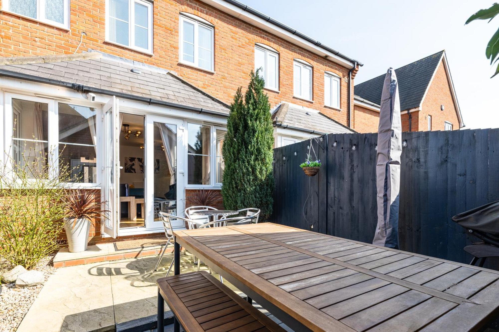 Modern And Spacious Home From Home 1 Mile From M1 - With Netflix, Prime Video, Ps5, Free Parking, Superfast Wifi, Bbq - Sleeps 11 - By Brightleap Apartments Milton Keynes Bagian luar foto