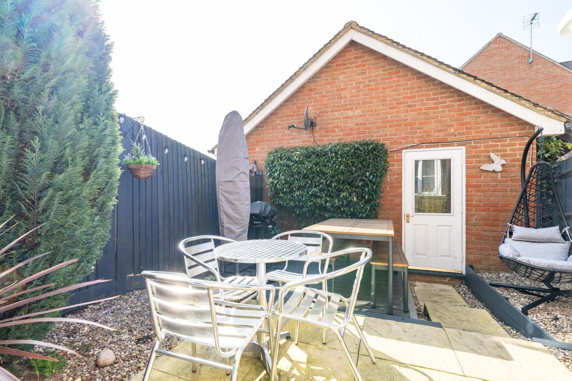 Modern And Spacious Home From Home 1 Mile From M1 - With Netflix, Prime Video, Ps5, Free Parking, Superfast Wifi, Bbq - Sleeps 11 - By Brightleap Apartments Milton Keynes Bagian luar foto