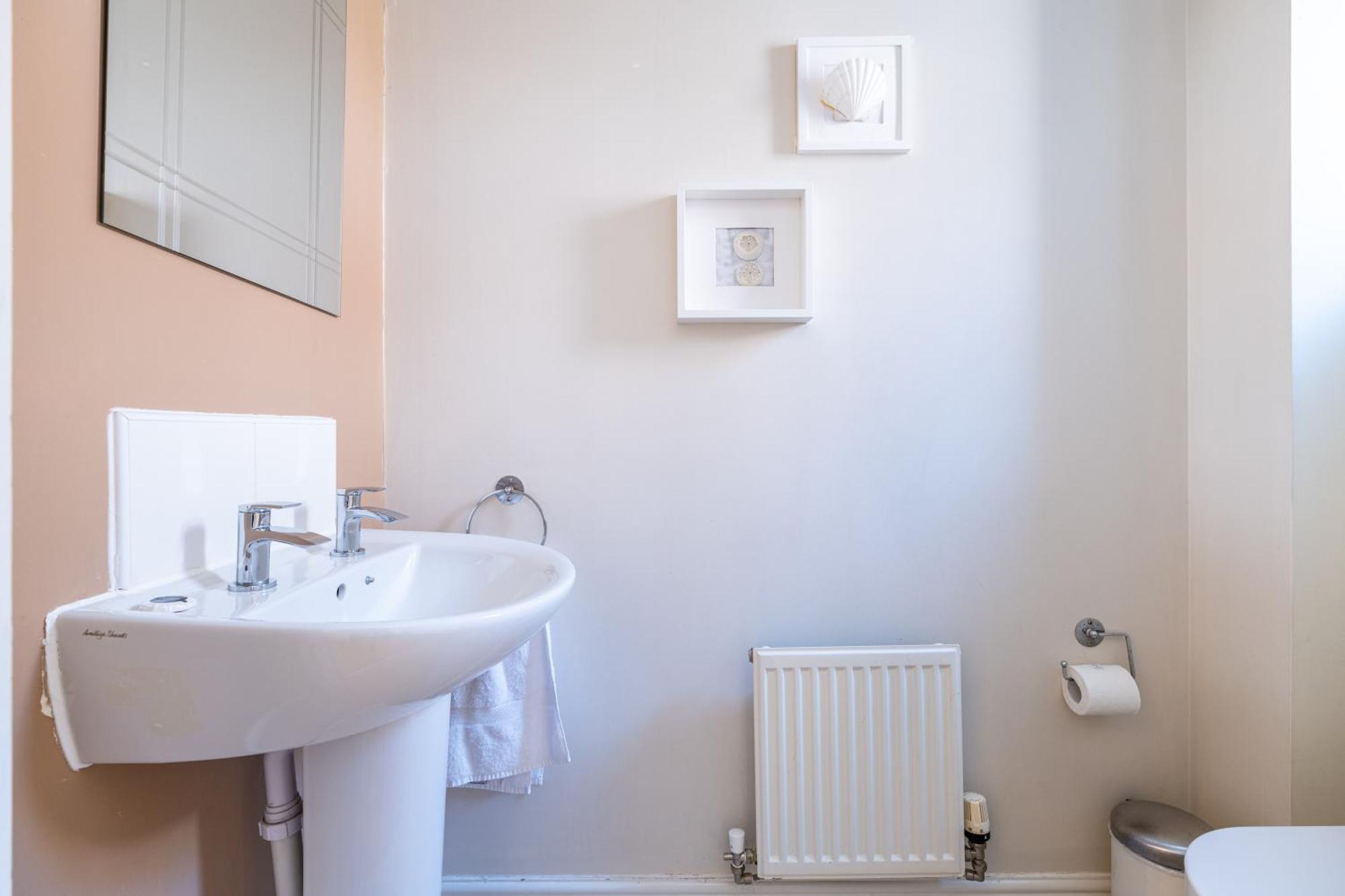 Modern And Spacious Home From Home 1 Mile From M1 - With Netflix, Prime Video, Ps5, Free Parking, Superfast Wifi, Bbq - Sleeps 11 - By Brightleap Apartments Milton Keynes Bagian luar foto