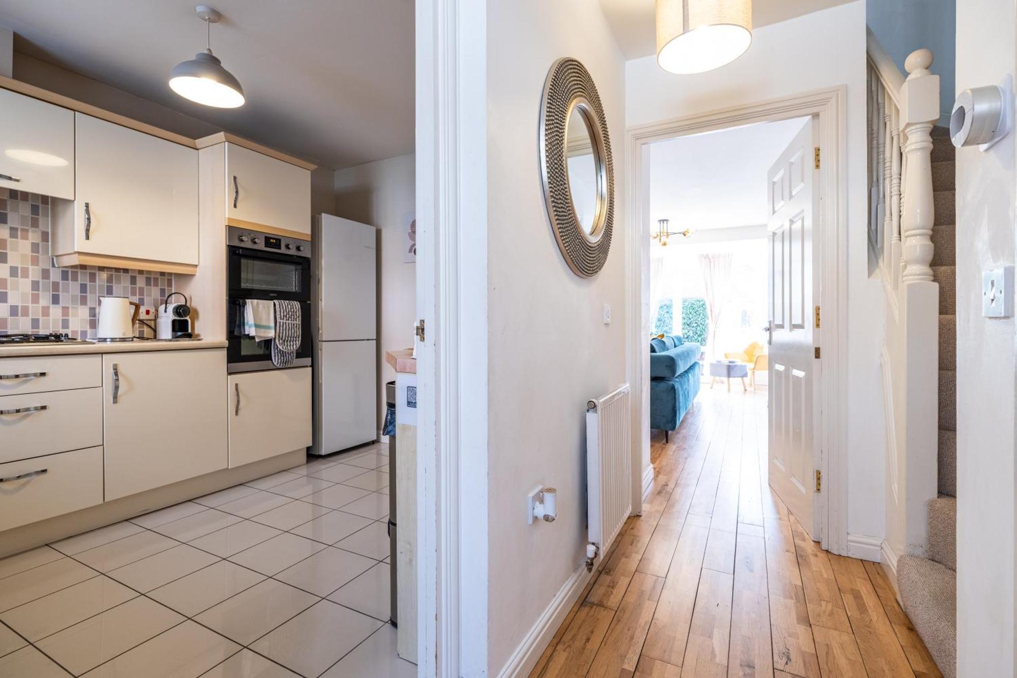 Modern And Spacious Home From Home 1 Mile From M1 - With Netflix, Prime Video, Ps5, Free Parking, Superfast Wifi, Bbq - Sleeps 11 - By Brightleap Apartments Milton Keynes Bagian luar foto