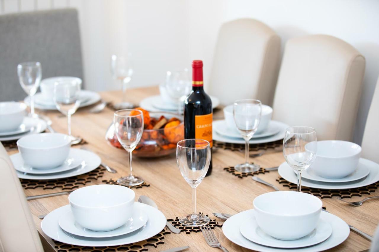 Modern And Spacious Home From Home 1 Mile From M1 - With Netflix, Prime Video, Ps5, Free Parking, Superfast Wifi, Bbq - Sleeps 11 - By Brightleap Apartments Milton Keynes Bagian luar foto