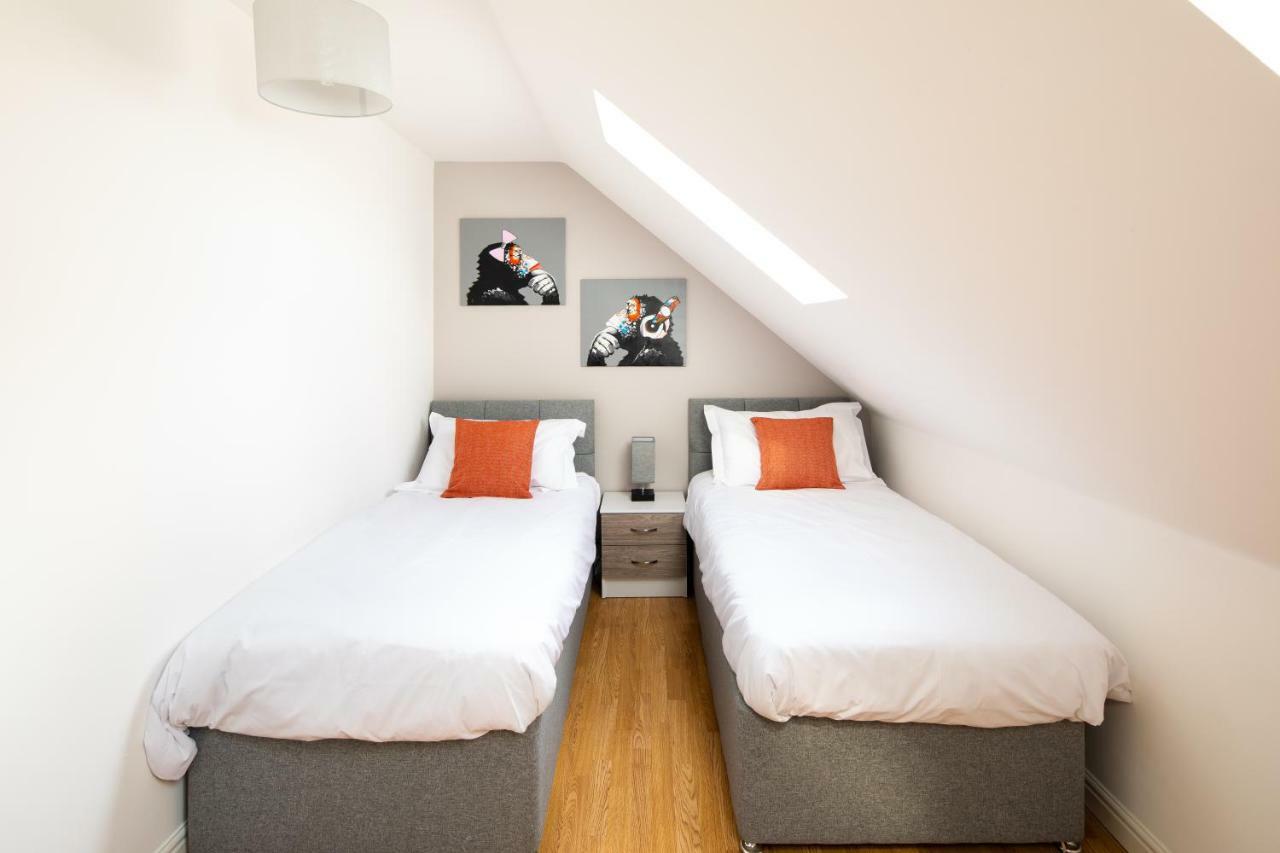 Modern And Spacious Home From Home 1 Mile From M1 - With Netflix, Prime Video, Ps5, Free Parking, Superfast Wifi, Bbq - Sleeps 11 - By Brightleap Apartments Milton Keynes Bagian luar foto
