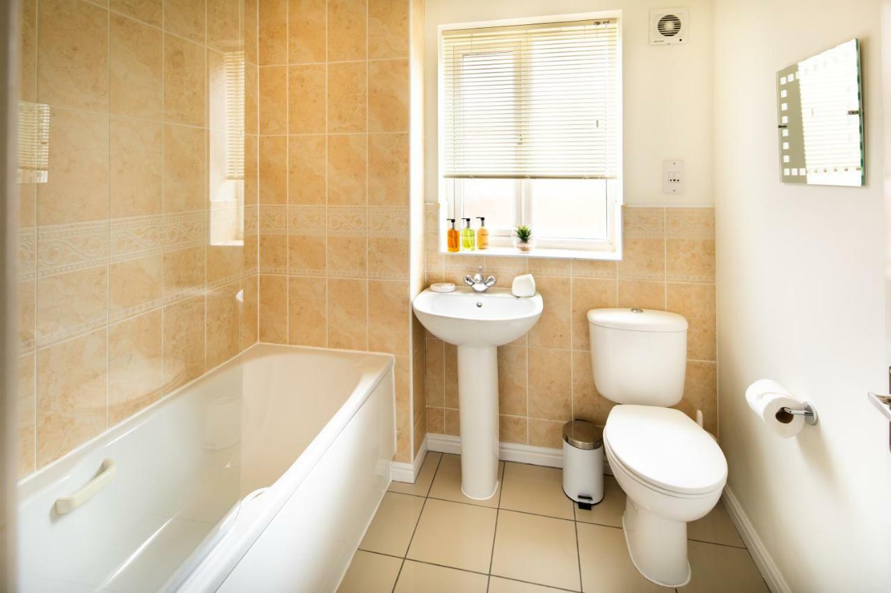 Modern And Spacious Home From Home 1 Mile From M1 - With Netflix, Prime Video, Ps5, Free Parking, Superfast Wifi, Bbq - Sleeps 11 - By Brightleap Apartments Milton Keynes Bagian luar foto