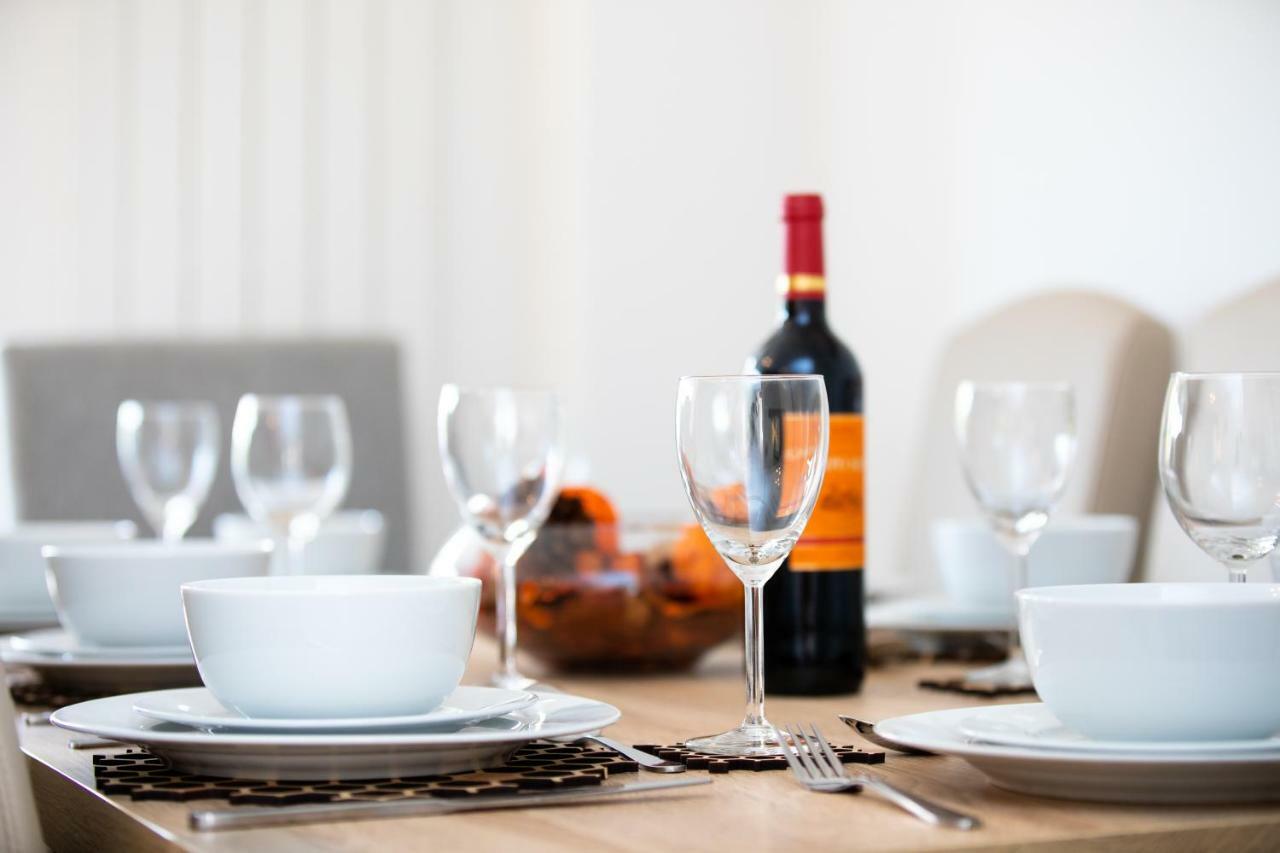 Modern And Spacious Home From Home 1 Mile From M1 - With Netflix, Prime Video, Ps5, Free Parking, Superfast Wifi, Bbq - Sleeps 11 - By Brightleap Apartments Milton Keynes Bagian luar foto