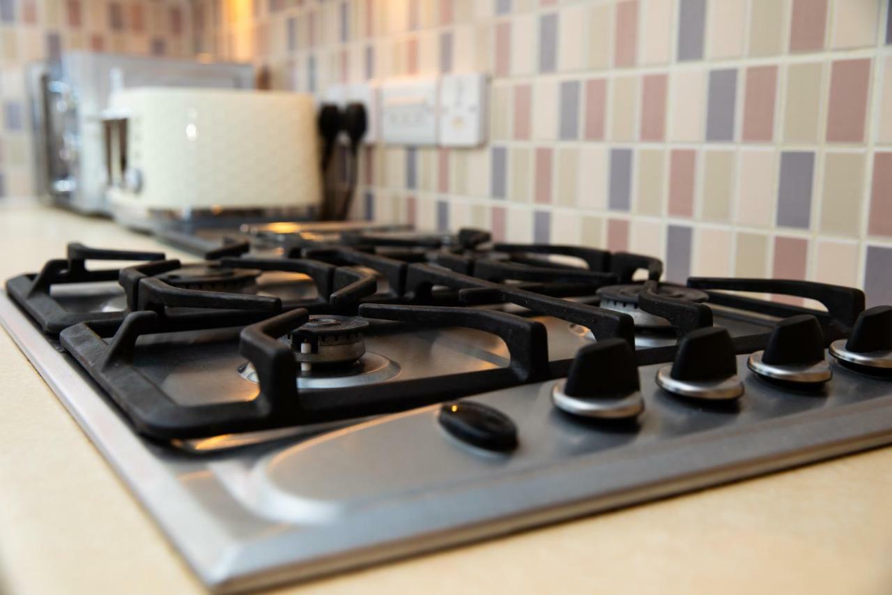 Modern And Spacious Home From Home 1 Mile From M1 - With Netflix, Prime Video, Ps5, Free Parking, Superfast Wifi, Bbq - Sleeps 11 - By Brightleap Apartments Milton Keynes Bagian luar foto