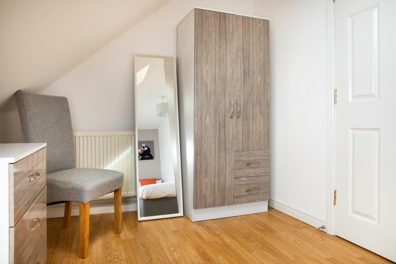 Modern And Spacious Home From Home 1 Mile From M1 - With Netflix, Prime Video, Ps5, Free Parking, Superfast Wifi, Bbq - Sleeps 11 - By Brightleap Apartments Milton Keynes Bagian luar foto