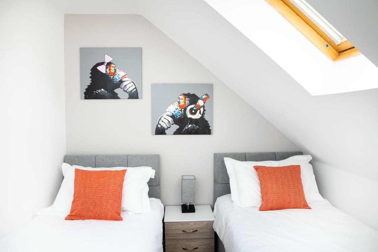 Modern And Spacious Home From Home 1 Mile From M1 - With Netflix, Prime Video, Ps5, Free Parking, Superfast Wifi, Bbq - Sleeps 11 - By Brightleap Apartments Milton Keynes Bagian luar foto