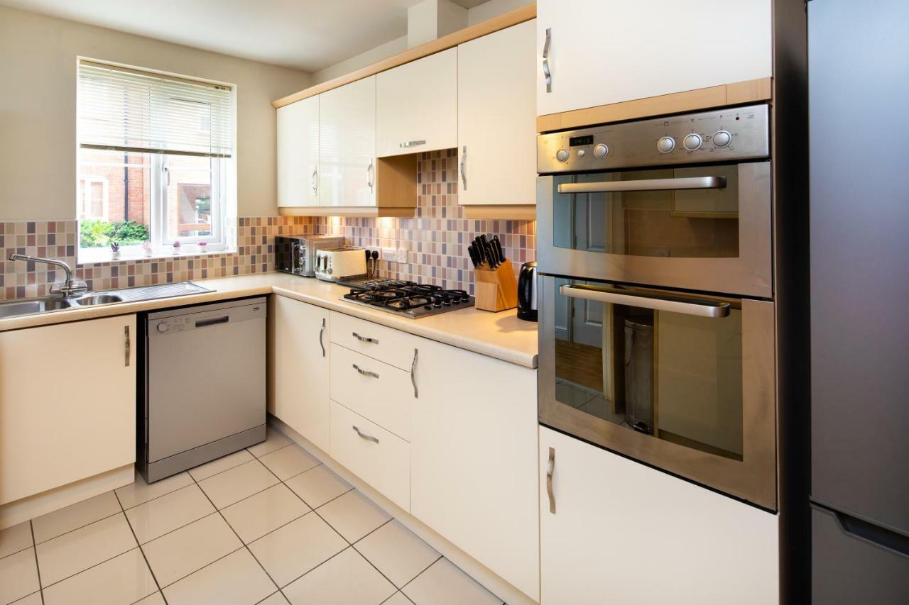 Modern And Spacious Home From Home 1 Mile From M1 - With Netflix, Prime Video, Ps5, Free Parking, Superfast Wifi, Bbq - Sleeps 11 - By Brightleap Apartments Milton Keynes Bagian luar foto
