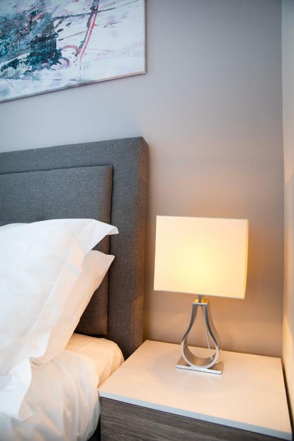 Modern And Spacious Home From Home 1 Mile From M1 - With Netflix, Prime Video, Ps5, Free Parking, Superfast Wifi, Bbq - Sleeps 11 - By Brightleap Apartments Milton Keynes Bagian luar foto